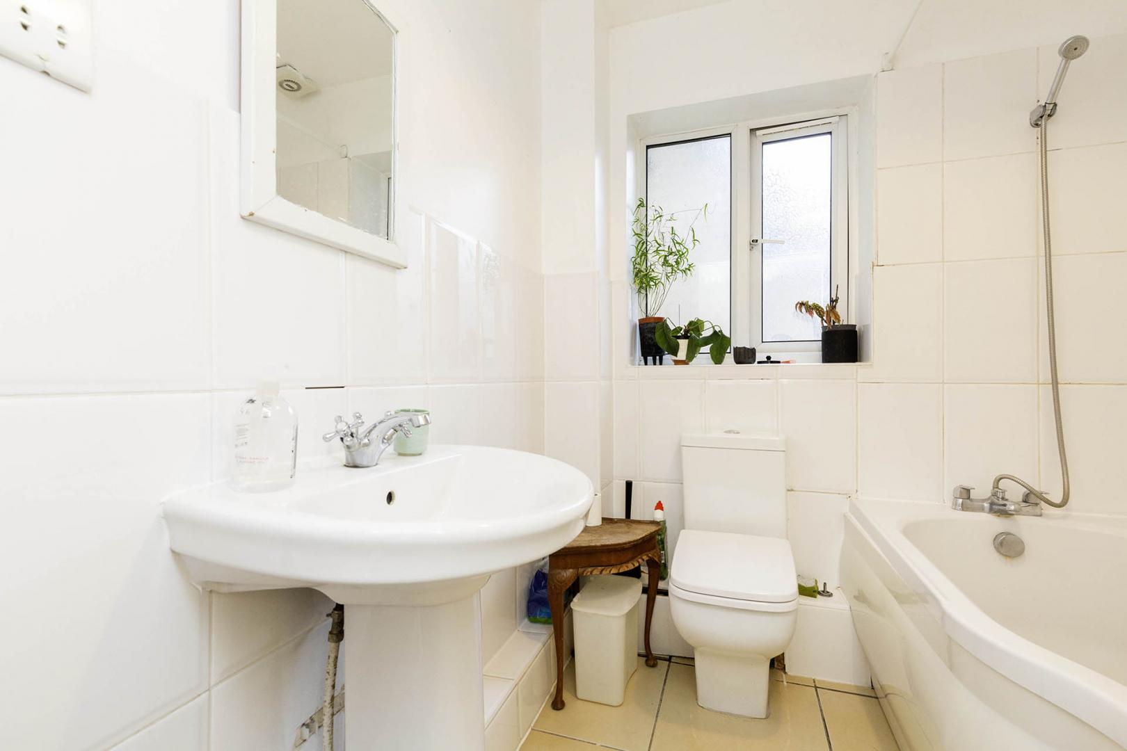 4 bedroom house located a short walk to Stoke Newington Station  Listria Park, Stoke Newington